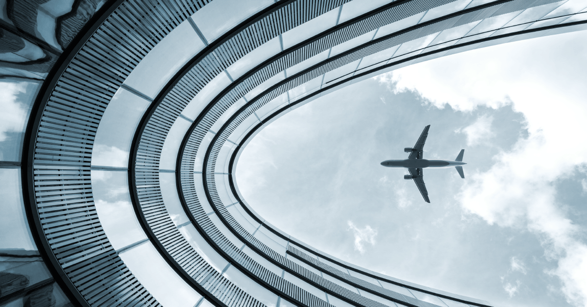 Arquitetura moderna de aeroporto com avião voando